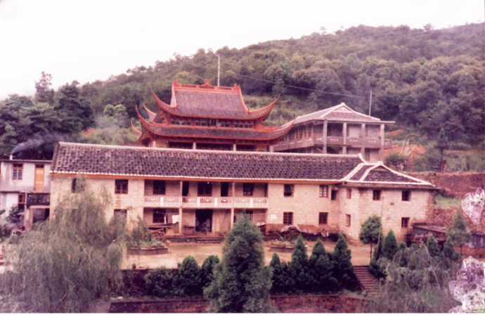 建设了大雄宝殿及僧舍 1992-1993年
