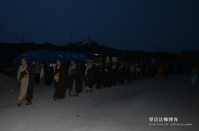 界诠法师率大众在重灾区——沙埕念佛回向