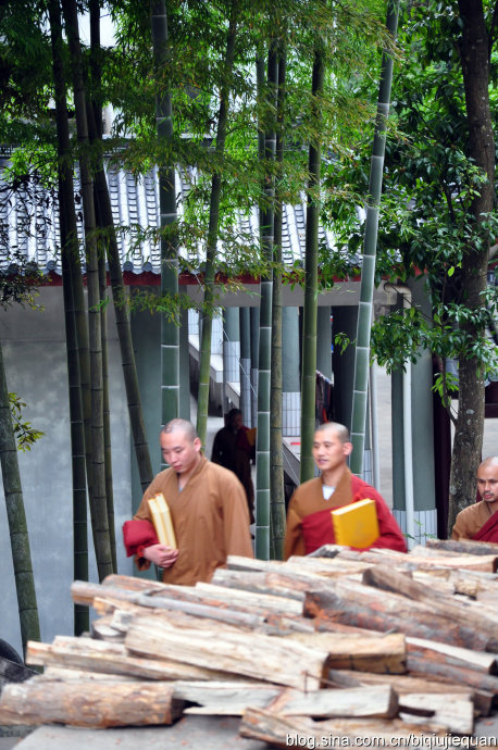 早餐过后，稍适休息，师父们开始一天的修学生活……