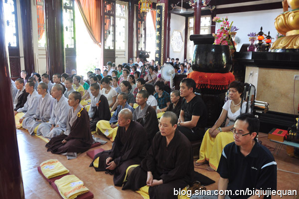 前排席地而坐的出家师父们在聆听法师讲法