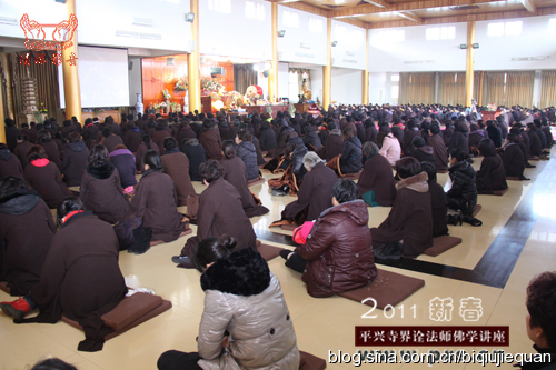 大家聆听法师开示