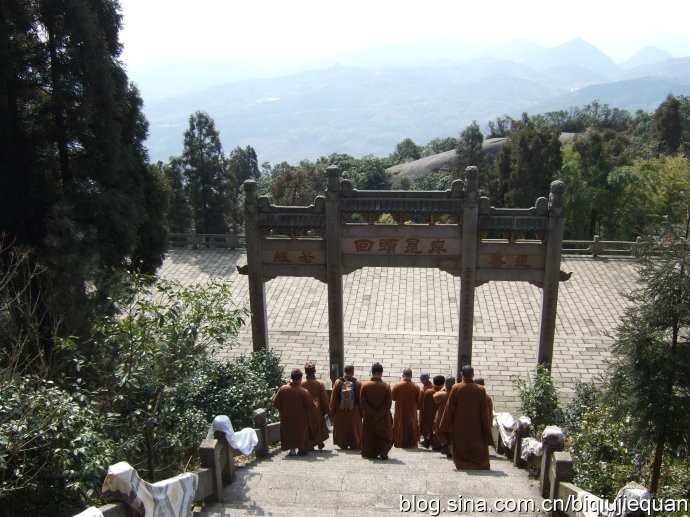 饭食已讫，走出白云寺山门牌坊，向他处寻僧踪去了。