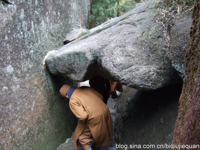 这里是“三伏腰”，要想从此过，不得不伏腰。