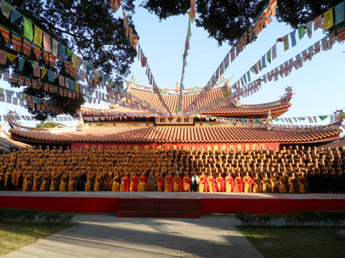 十师、引礼师、新戒、领导等人合影