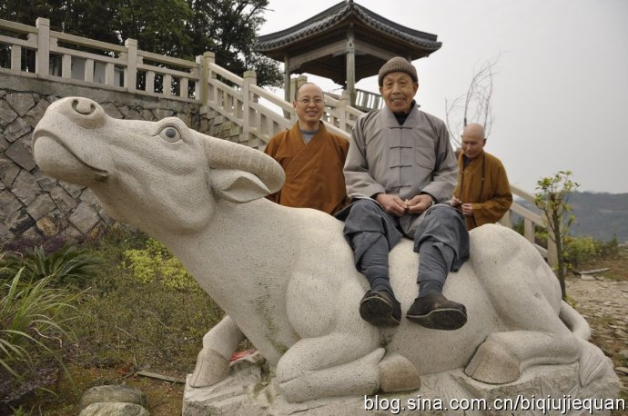 万福坛骑石牛（左界诠法师、世乾法师、世行法师）