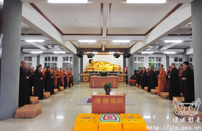 今天新一任职事挂牌了。完善寺院的管理、教学，要有几位强有力的职事才可以带动常住工作。