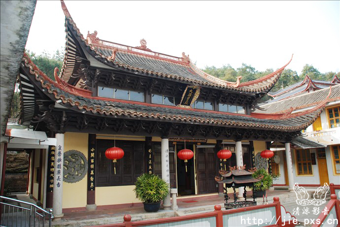 寺院许多地方需要修补，做了新的旧的又坏了。地方大，修理日后还得进行。