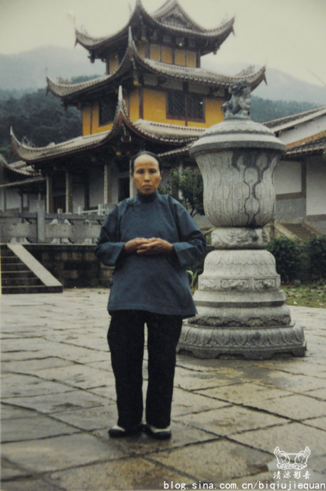 上世纪八十年代，界诠法师母亲于莆田广化寺留影