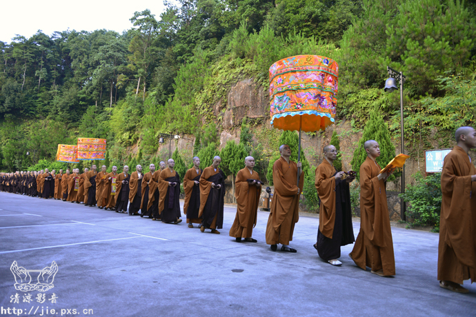 钟鼓齐鸣 次第行进
