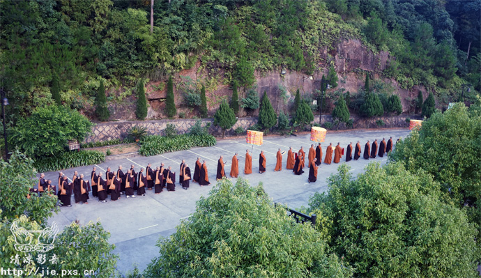 大众齐唱:南无本师释迦牟尼佛圣号