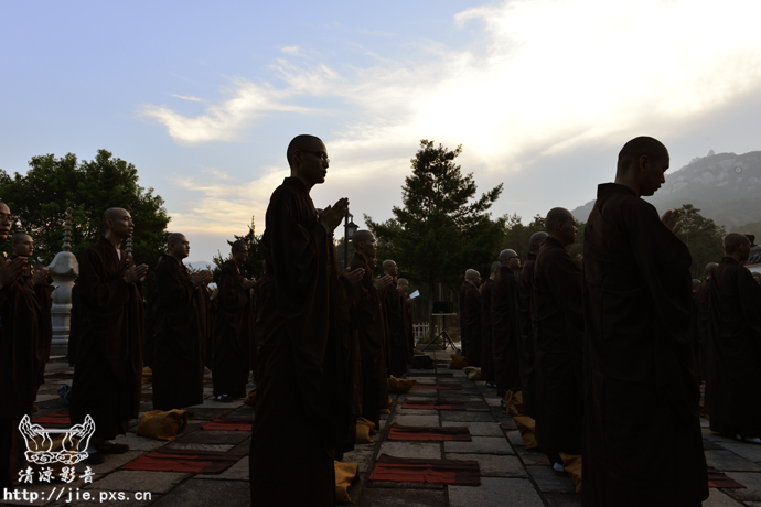 香花请 弟子 一心奉请娑婆教主本师释迦牟尼佛……