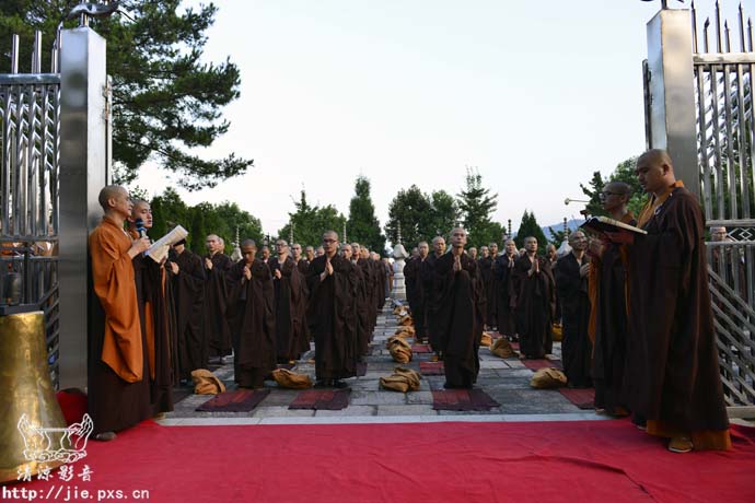 众戒子作礼迎请三宝