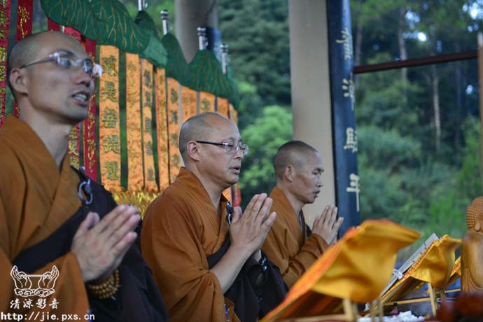 稽首礼诸佛 及法比丘僧 今演毗尼法 令正法久住