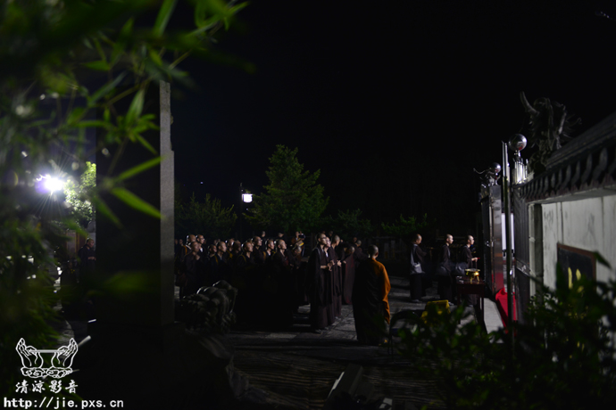 场外等待登坛的戒子