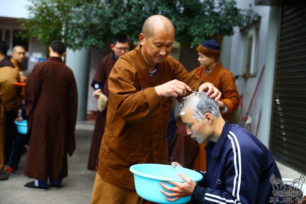 丁酉腊八,十一位净人剃度出家